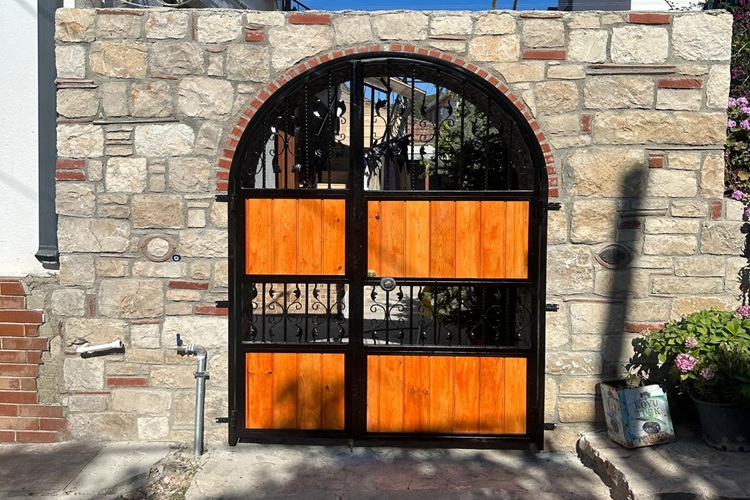 Karaburun Panjurlu Kapı İmalatı